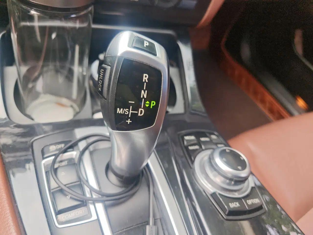 BMW 5 Series 2014 520Li Elegant Model — миниатюра 14
