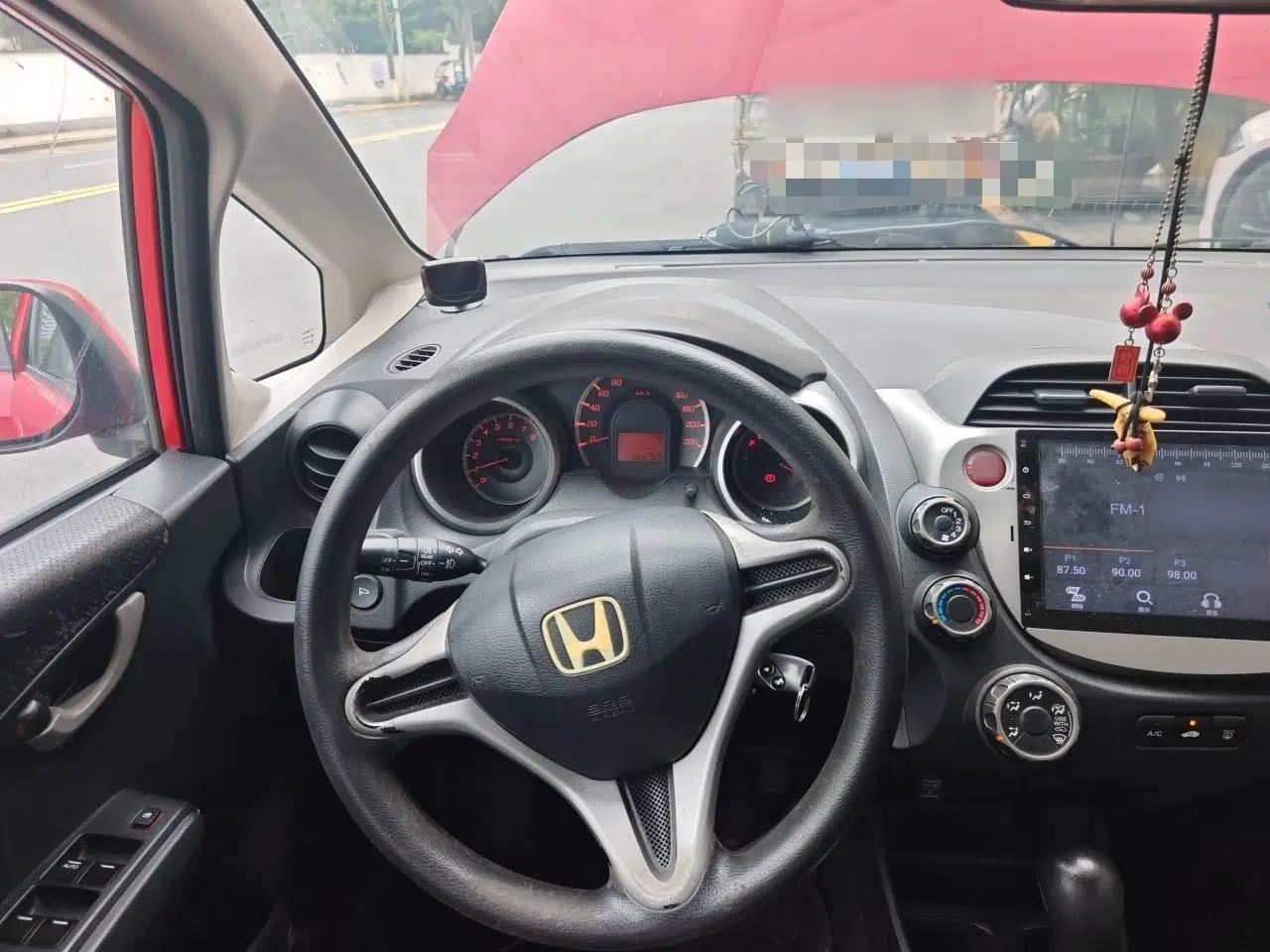 Honda Fit 2011 1.5L Automatic Luxury Edition — миниатюра 10