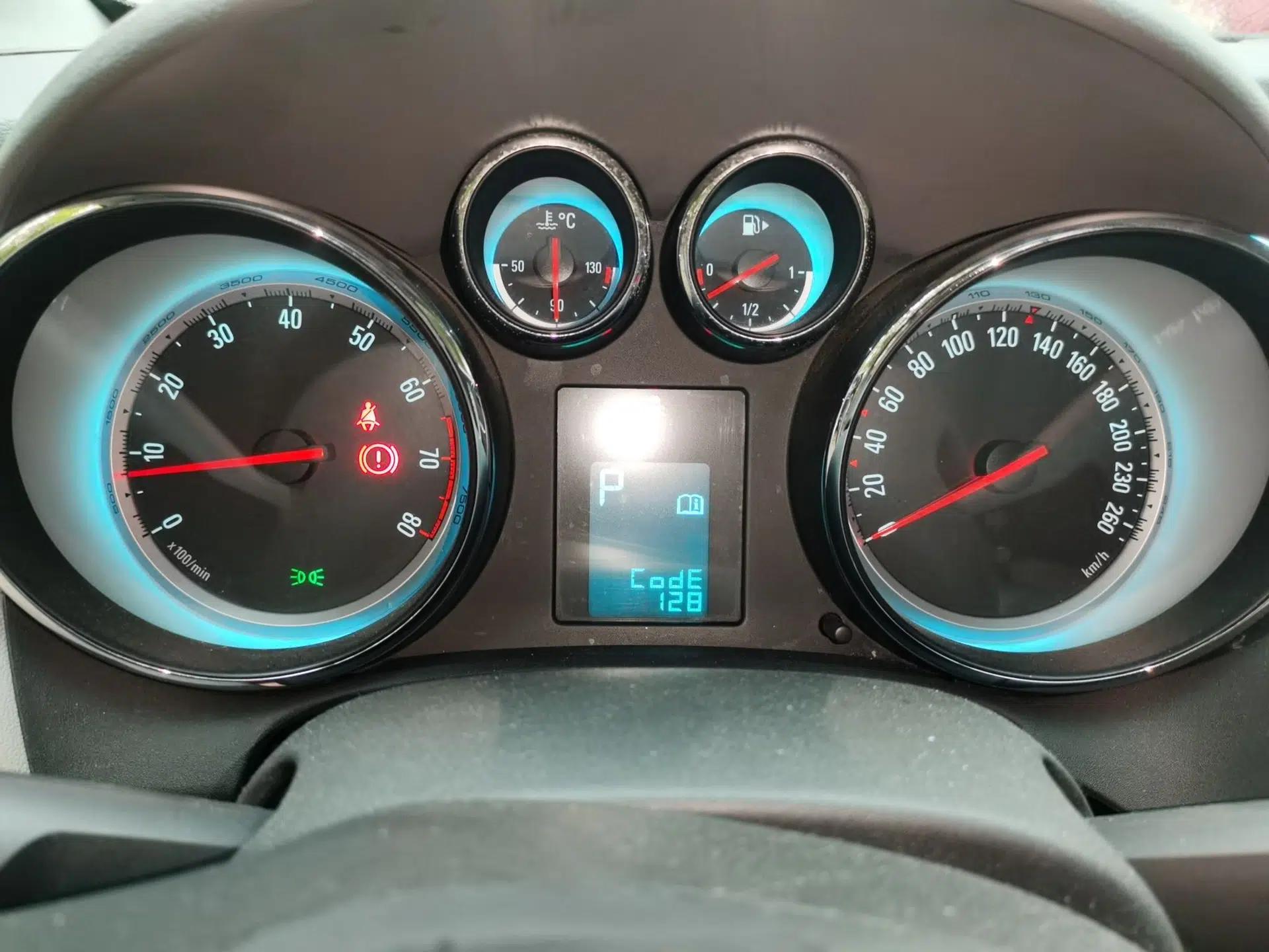 Buick GT 2012 XT 1.6L Automatic Fashion Edition — миниатюра 11