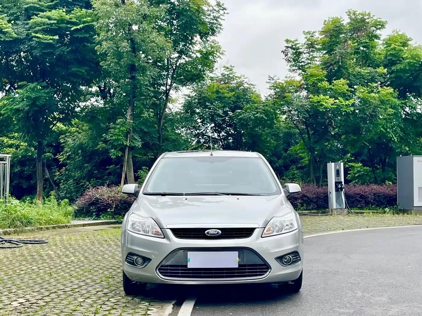 Ford Focus 2011 Sedan 1.8L Manual Comfort — миниатюра 2