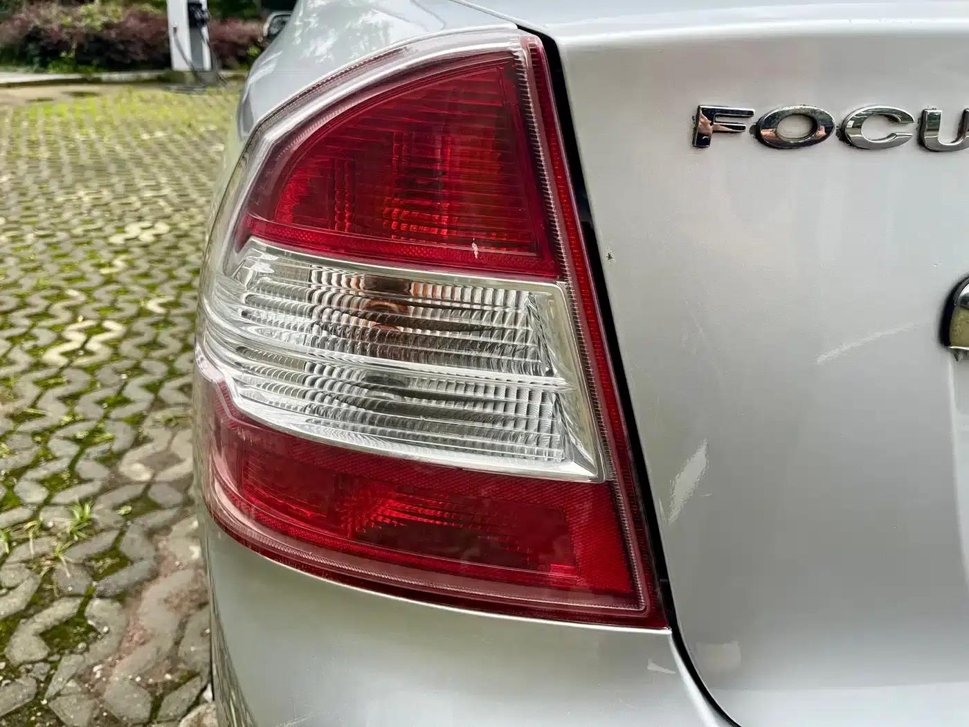 Ford Focus 2011 Sedan 1.8L Manual Comfort — миниатюра 11