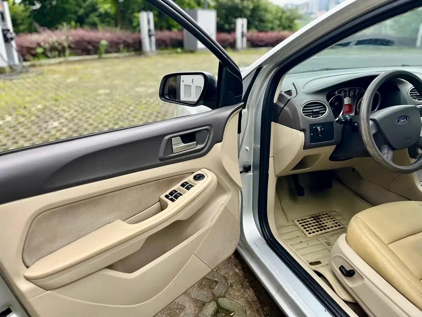 Ford Focus 2011 Sedan 1.8L Manual Comfort — миниатюра 16