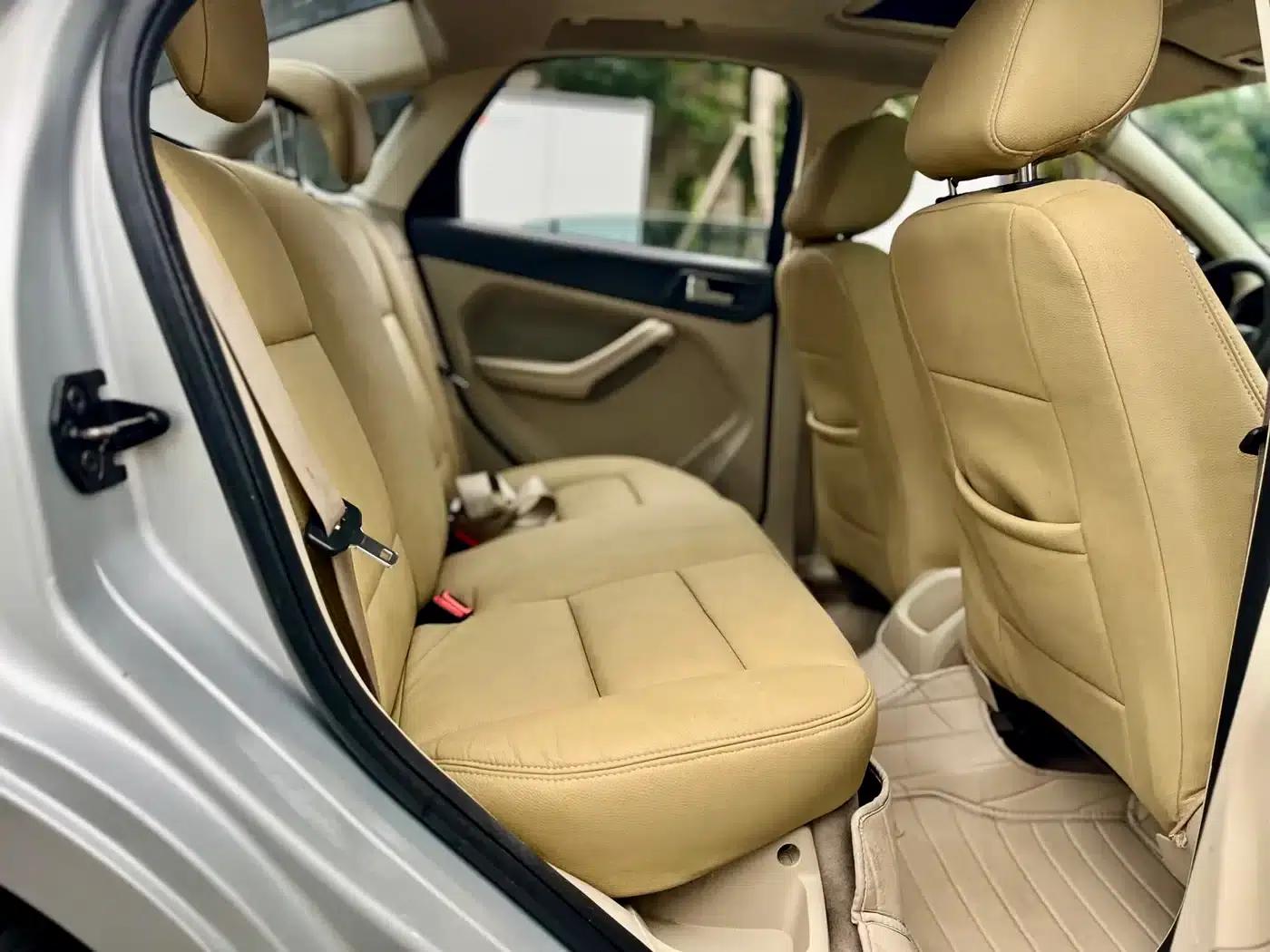 Ford Focus 2011 Sedan 1.8L Manual Comfort — миниатюра 20