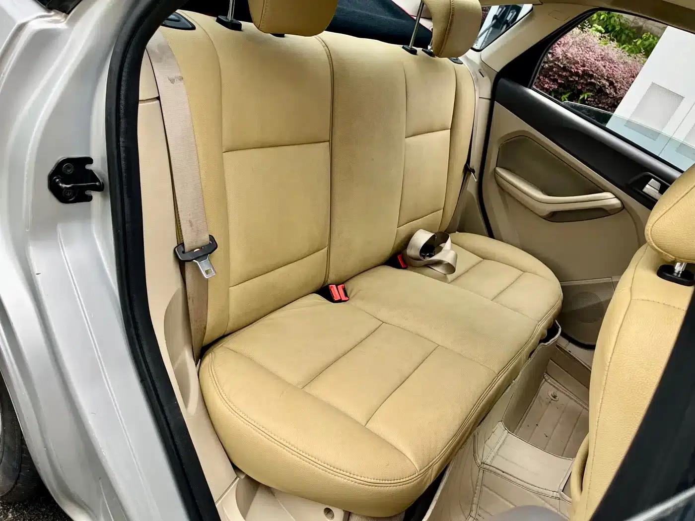 Ford Focus 2011 Sedan 1.8L Manual Comfort — миниатюра 21