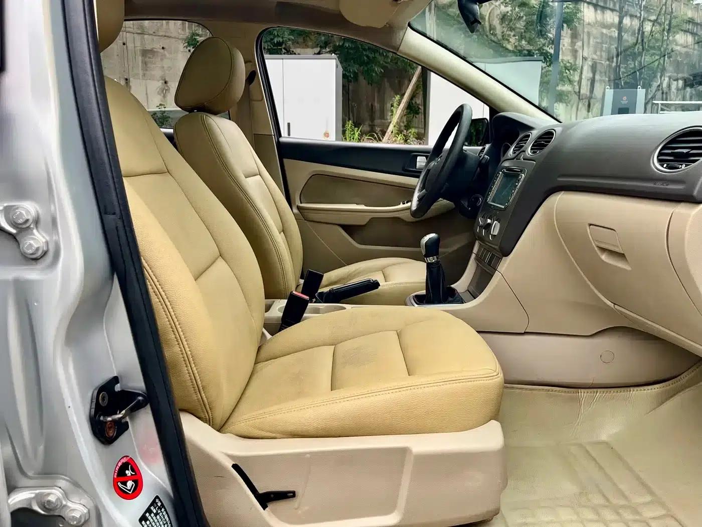 Ford Focus 2011 Sedan 1.8L Manual Comfort — миниатюра 22