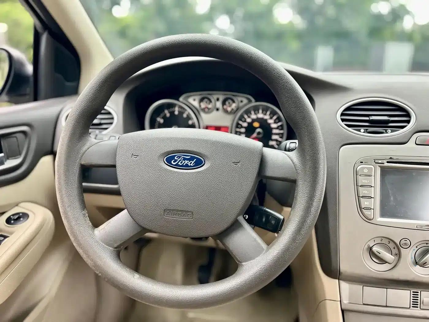 Ford Focus 2011 Sedan 1.8L Manual Comfort — миниатюра 25