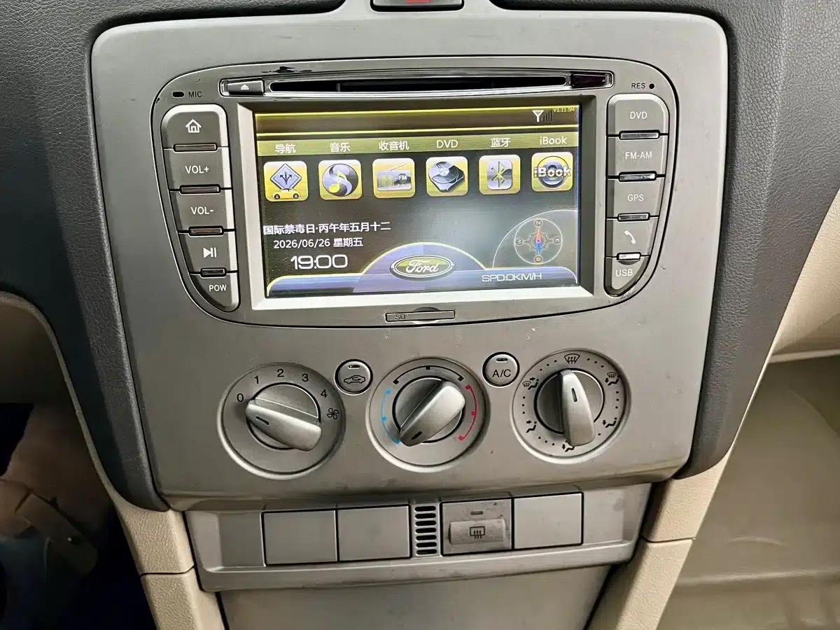 Ford Focus 2011 Sedan 1.8L Manual Comfort — миниатюра 28