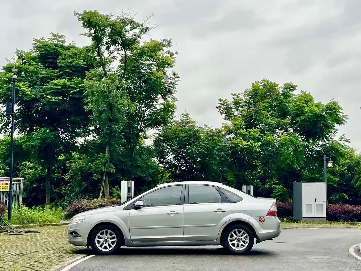 Ford Focus 2011 Sedan 1.8L Manual Comfort — миниатюра 4