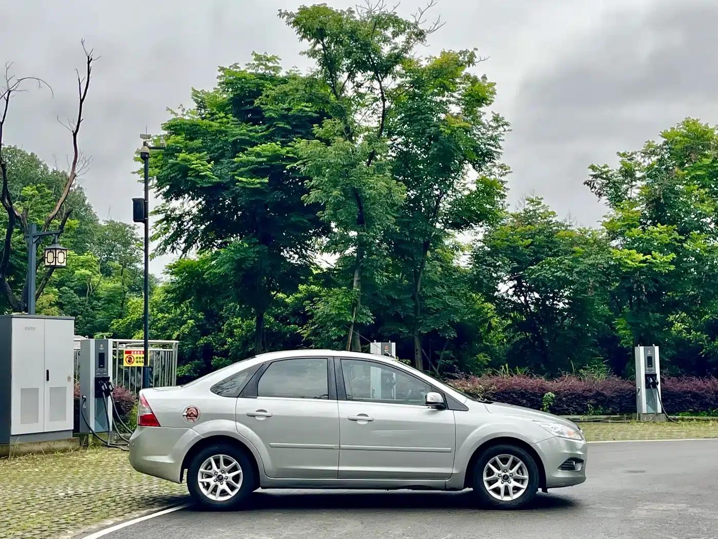 Ford Focus 2011 Sedan 1.8L Manual Comfort — миниатюра 5
