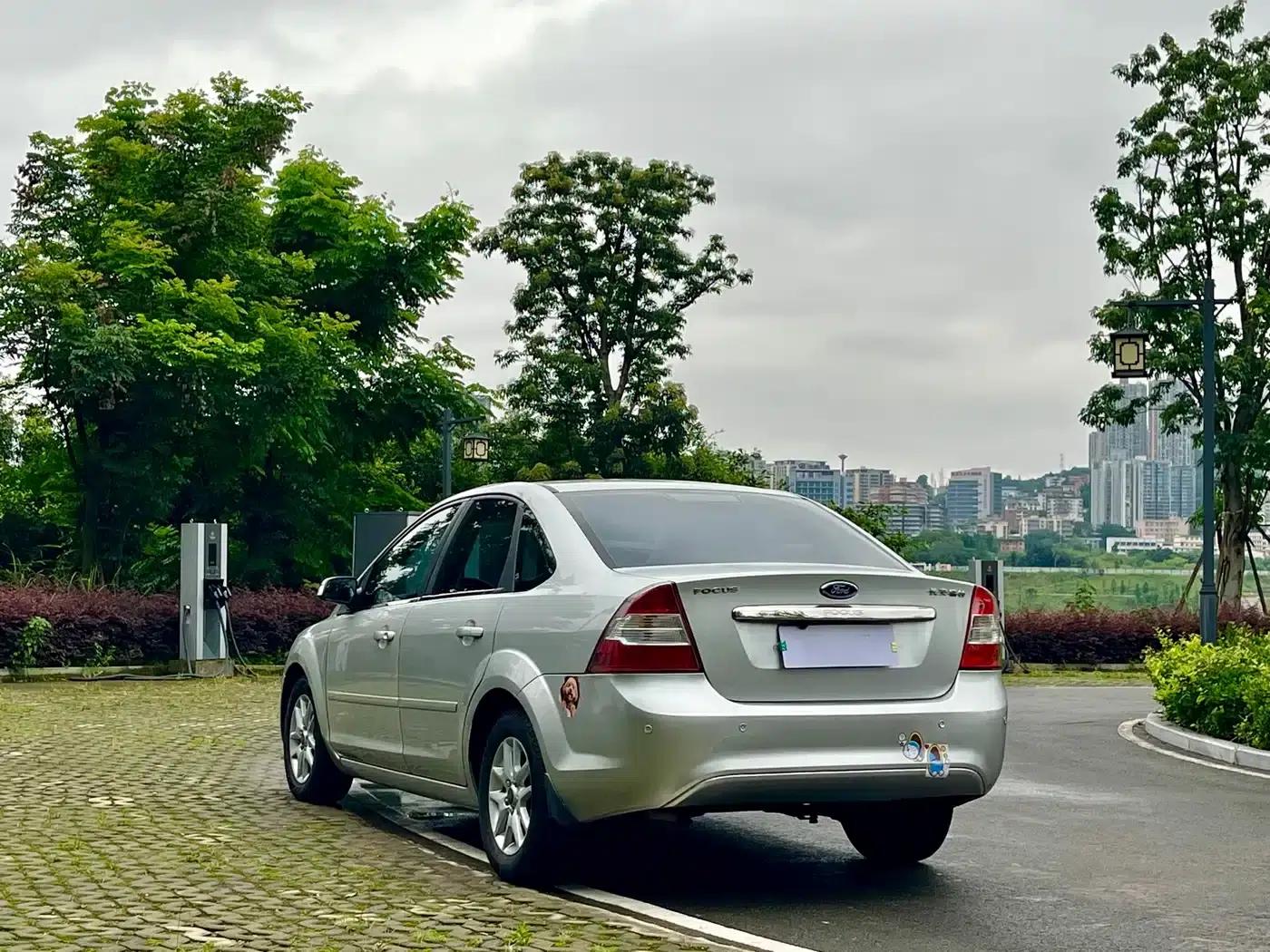 Ford Focus 2011 Sedan 1.8L Manual Comfort — миниатюра 6