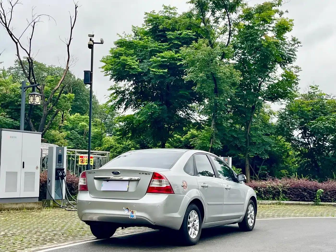 Ford Focus 2011 Sedan 1.8L Manual Comfort — миниатюра 8
