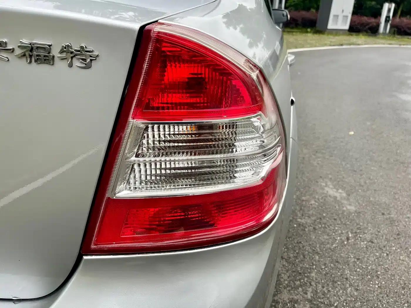 Ford Focus 2011 Sedan 1.8L Manual Comfort — миниатюра 10