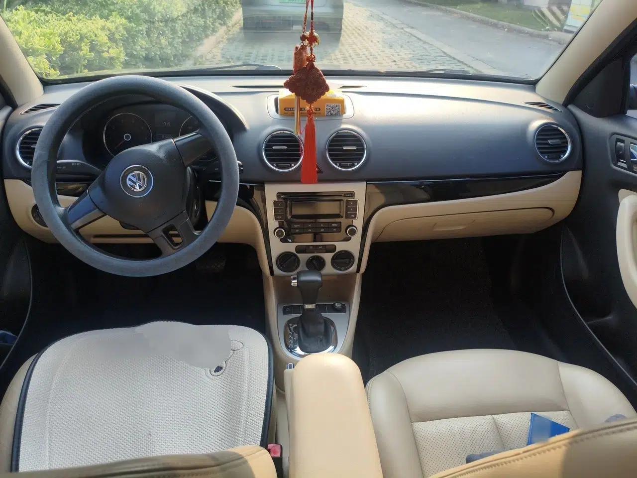 Volkswagen Lavida 2011 1.6L Automatic Premium Edition — миниатюра 9