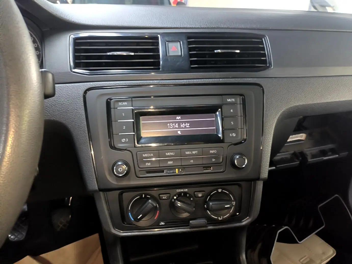 Volkswagen Santana 2016 1.4L Manual Fashion Edition — миниатюра 15