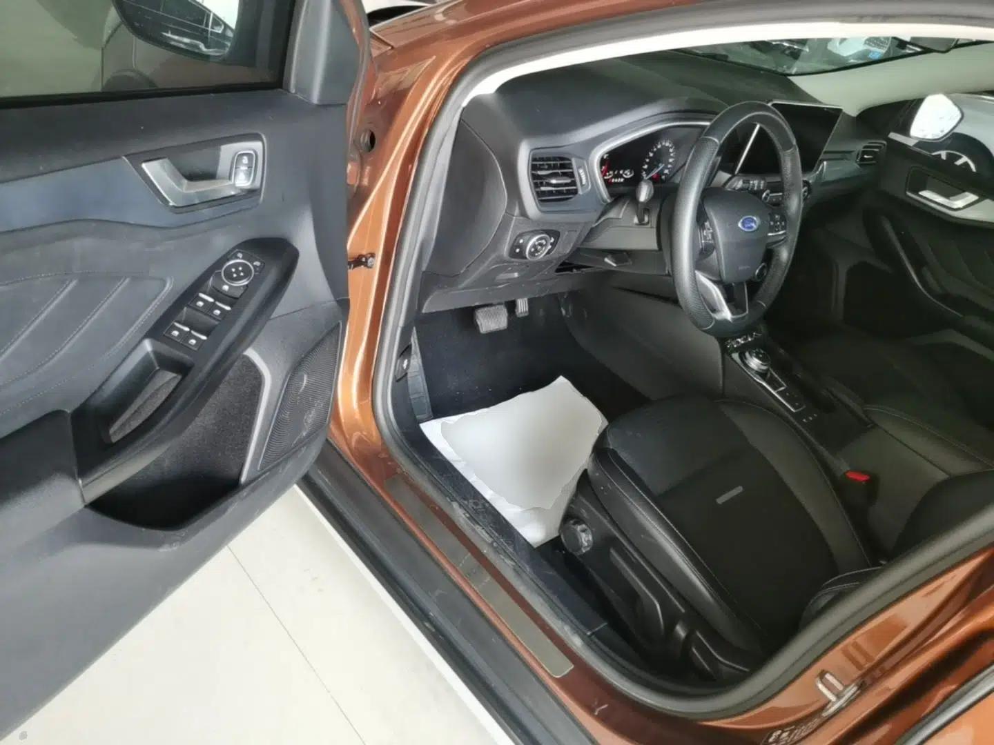 Ford Focus Active 2020 EcoBoost 180 Automatic Trendy Model — миниатюра 23