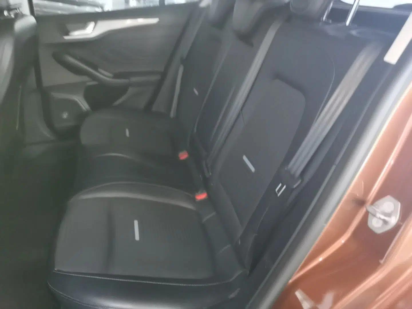 Ford Focus Active 2020 EcoBoost 180 Automatic Trendy Model — миниатюра 25
