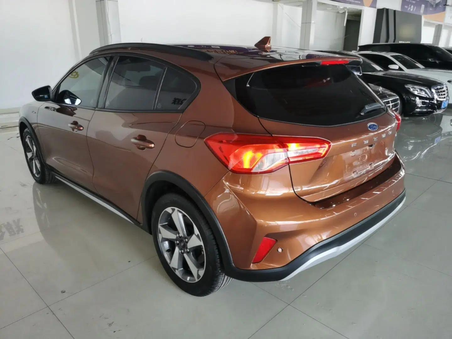 Ford Focus Active 2020 EcoBoost 180 Automatic Trendy Model — миниатюра 4