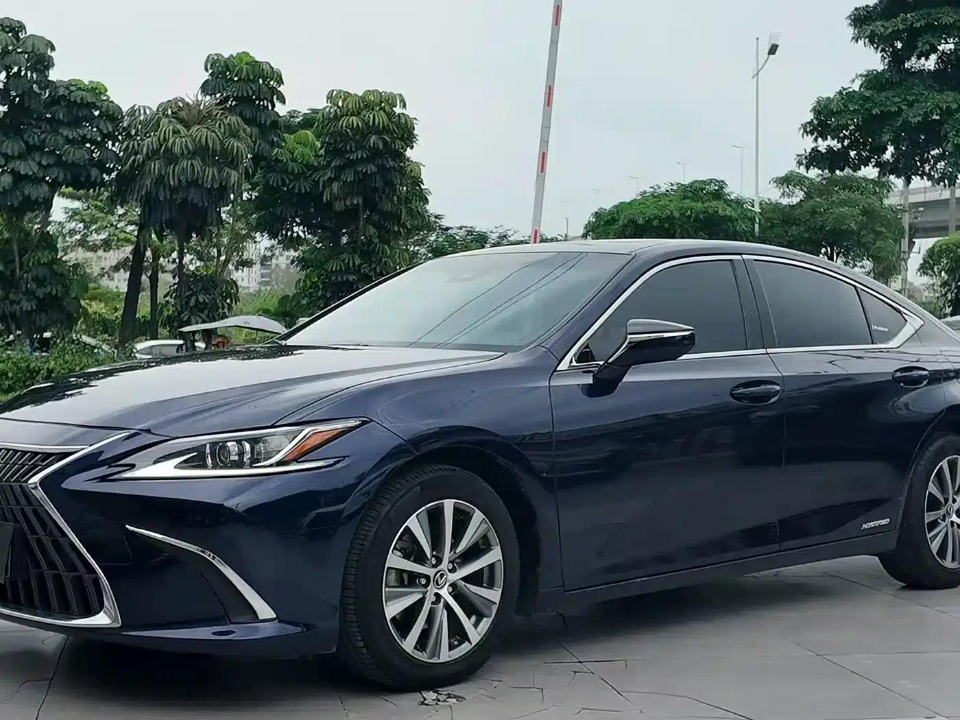 Lexus ES 2020 300h Premium Edition — миниатюра 1