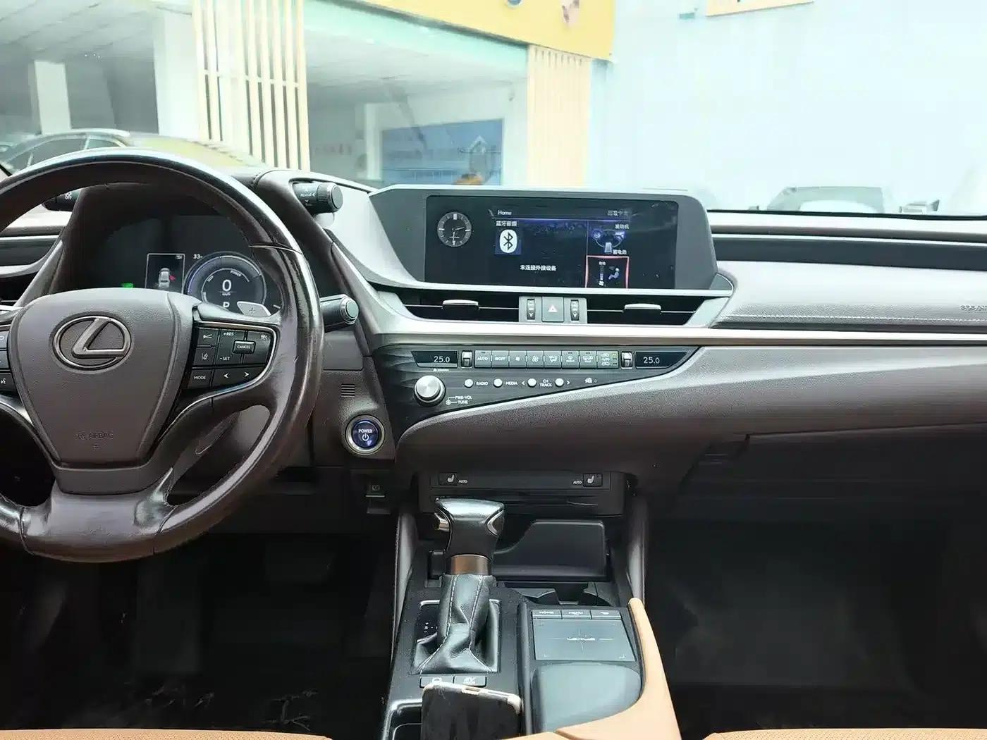 Lexus ES 2020 300h Premium Edition — миниатюра 6