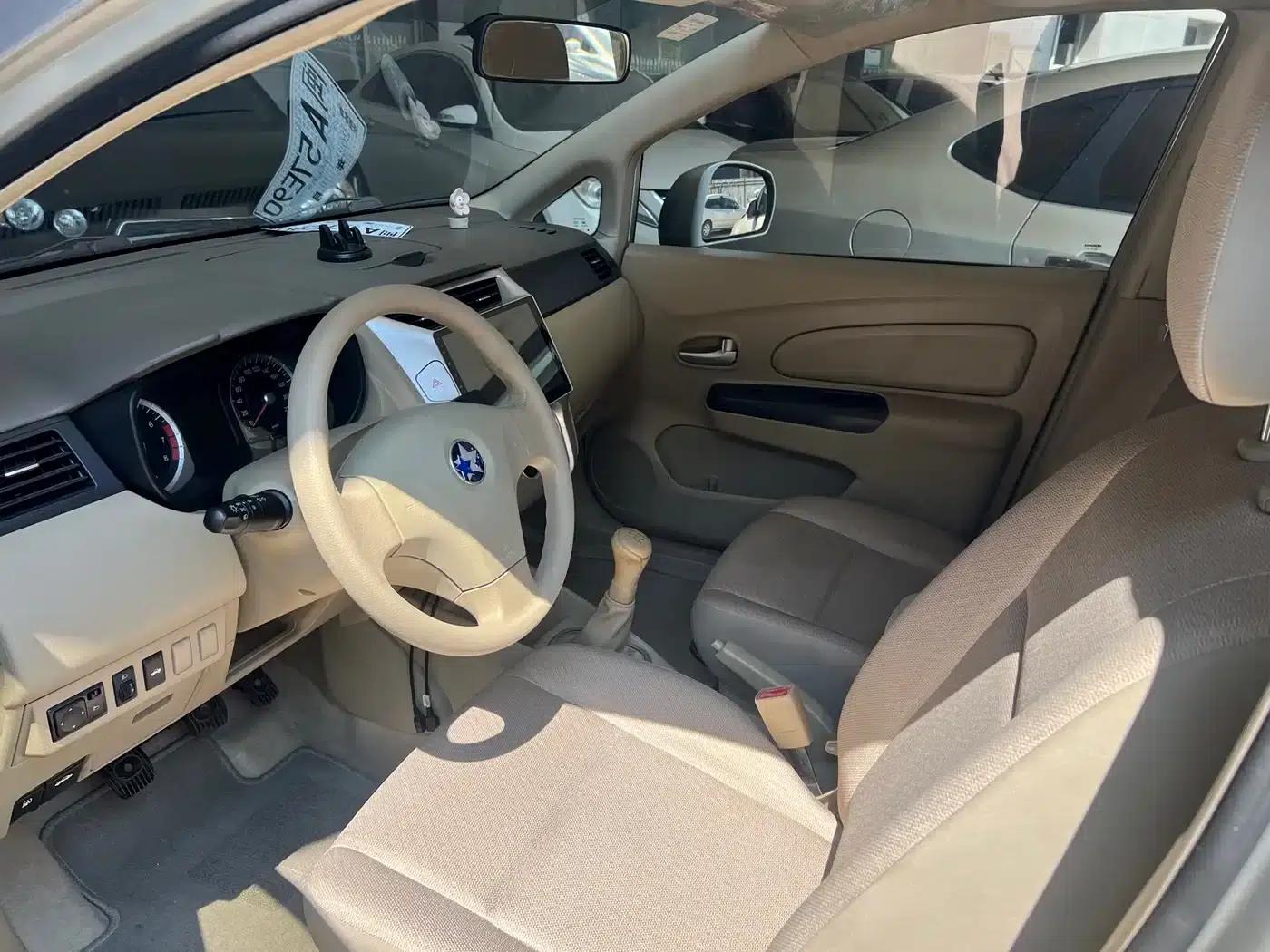 Venucia D50 2013 1.6L Manual Fashion Edition — миниатюра 5