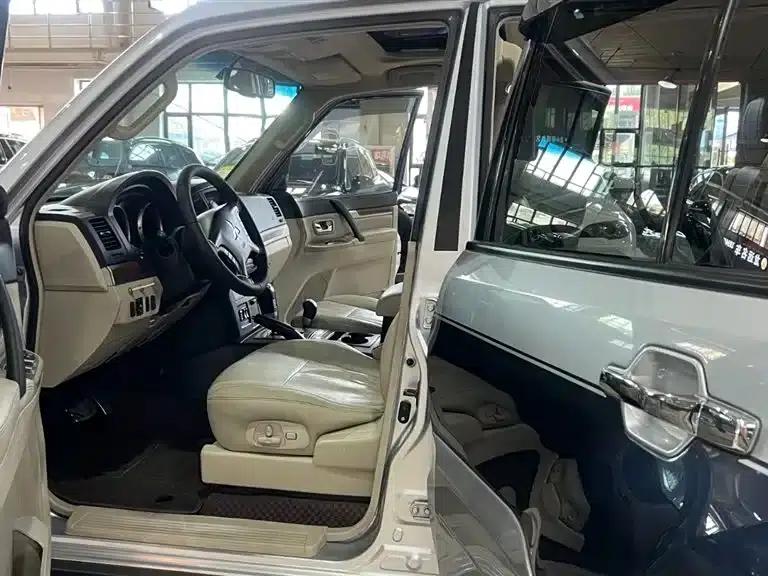 2009 Pajero (Imported) 3.8L 5-Door Premium Edition — миниатюра 11