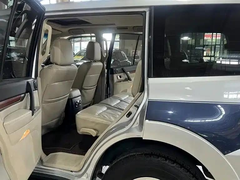 2009 Pajero (Imported) 3.8L 5-Door Premium Edition — миниатюра 12