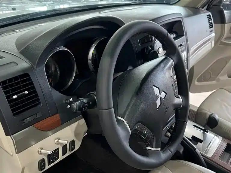 2009 Pajero (Imported) 3.8L 5-Door Premium Edition — миниатюра 14