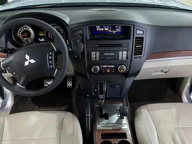 2009 Pajero (Imported) 3.8L 5-Door Premium Edition — миниатюра 15