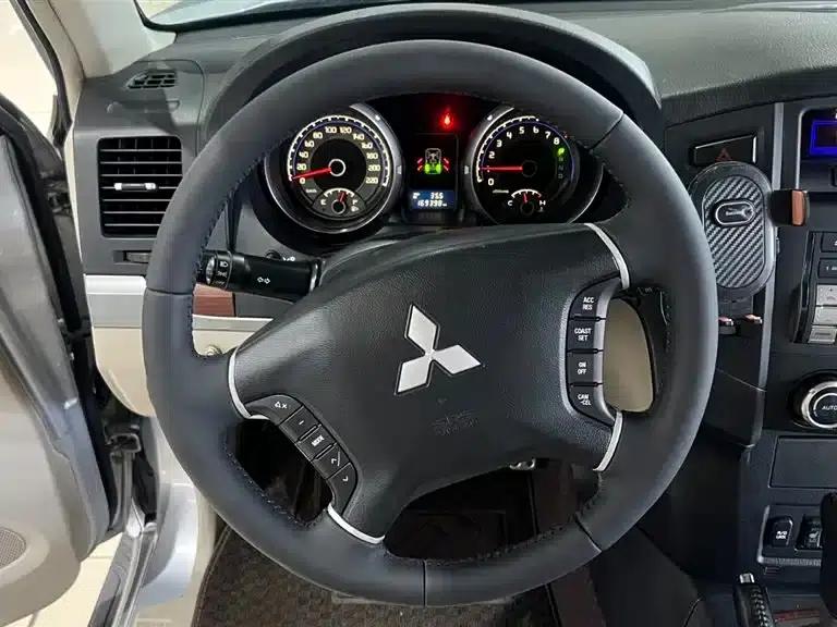 2009 Pajero (Imported) 3.8L 5-Door Premium Edition — миниатюра 17