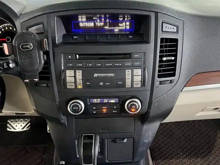 2009 Pajero (Imported) 3.8L 5-Door Premium Edition — миниатюра 18