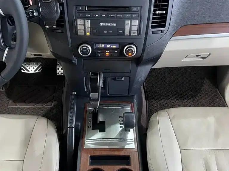 2009 Pajero (Imported) 3.8L 5-Door Premium Edition — миниатюра 19