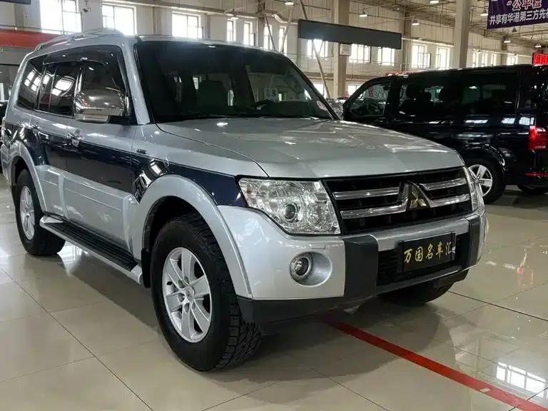 2009 Pajero (Imported) 3.8L 5-Door Premium Edition — миниатюра 3