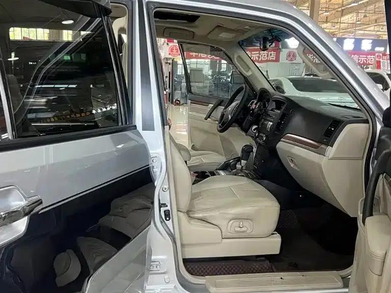 2009 Pajero (Imported) 3.8L 5-Door Premium Edition — миниатюра 7