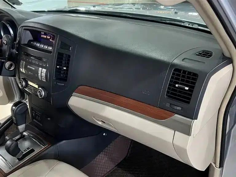 2009 Pajero (Imported) 3.8L 5-Door Premium Edition — миниатюра 10