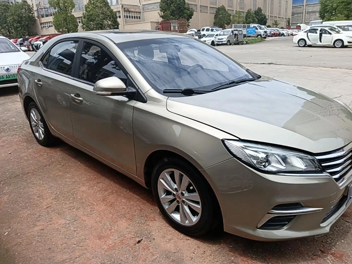 Roewe 360 2018 PLUS 1.5L Automatic Luxury Edition — миниатюра 3