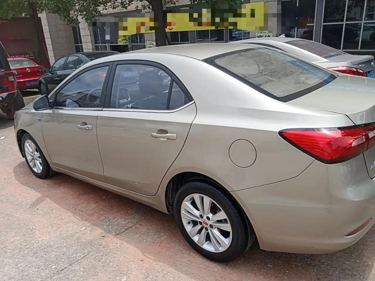 Roewe 360 2018 PLUS 1.5L Automatic Luxury Edition — миниатюра 4