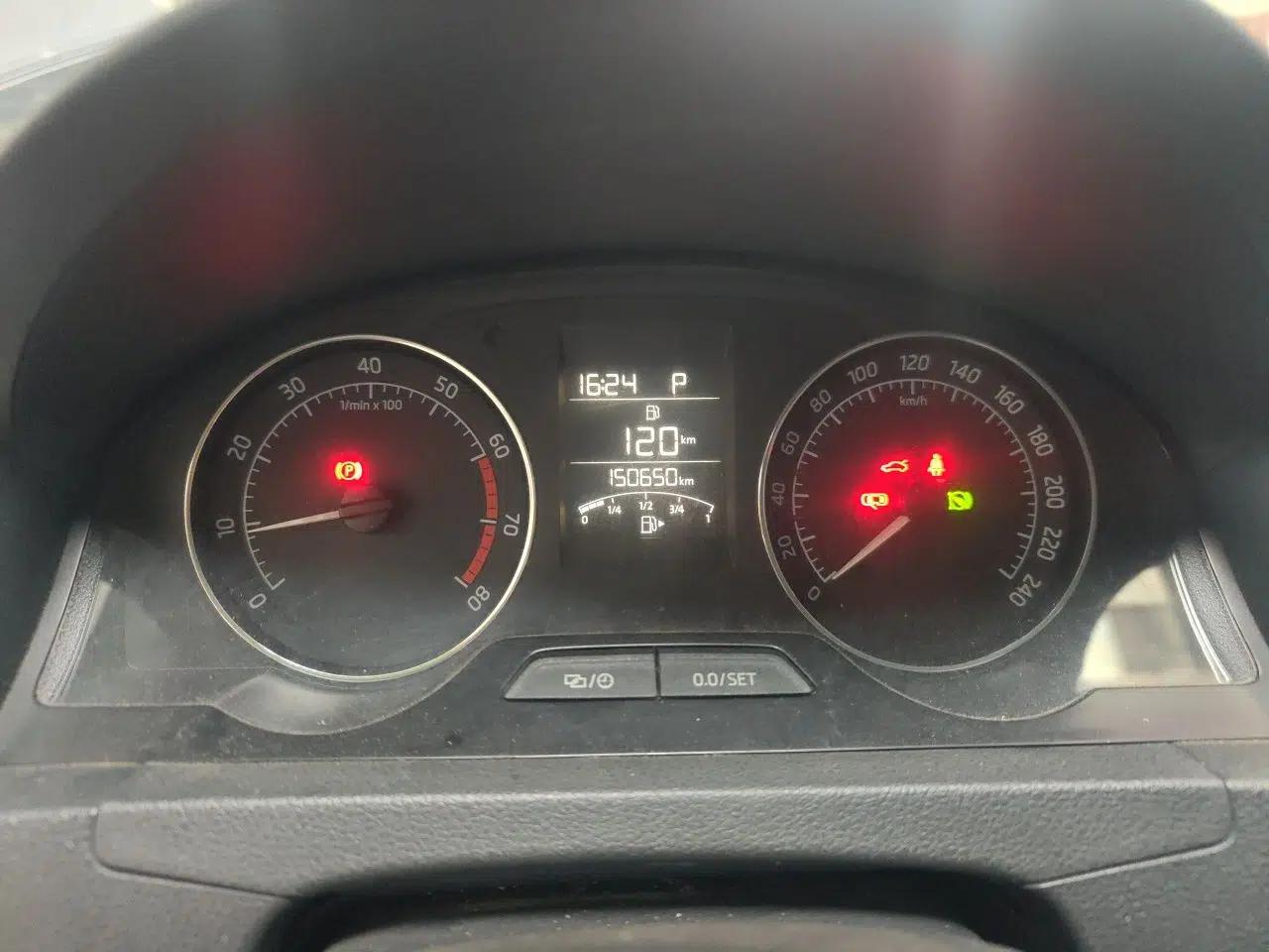 Skoda Rapid Spaceback 2014 1.6L Automatic Enjoyment Edition — миниатюра 11