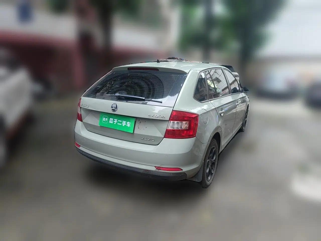 Skoda Rapid Spaceback 2014 1.6L Automatic Enjoyment Edition — миниатюра 6