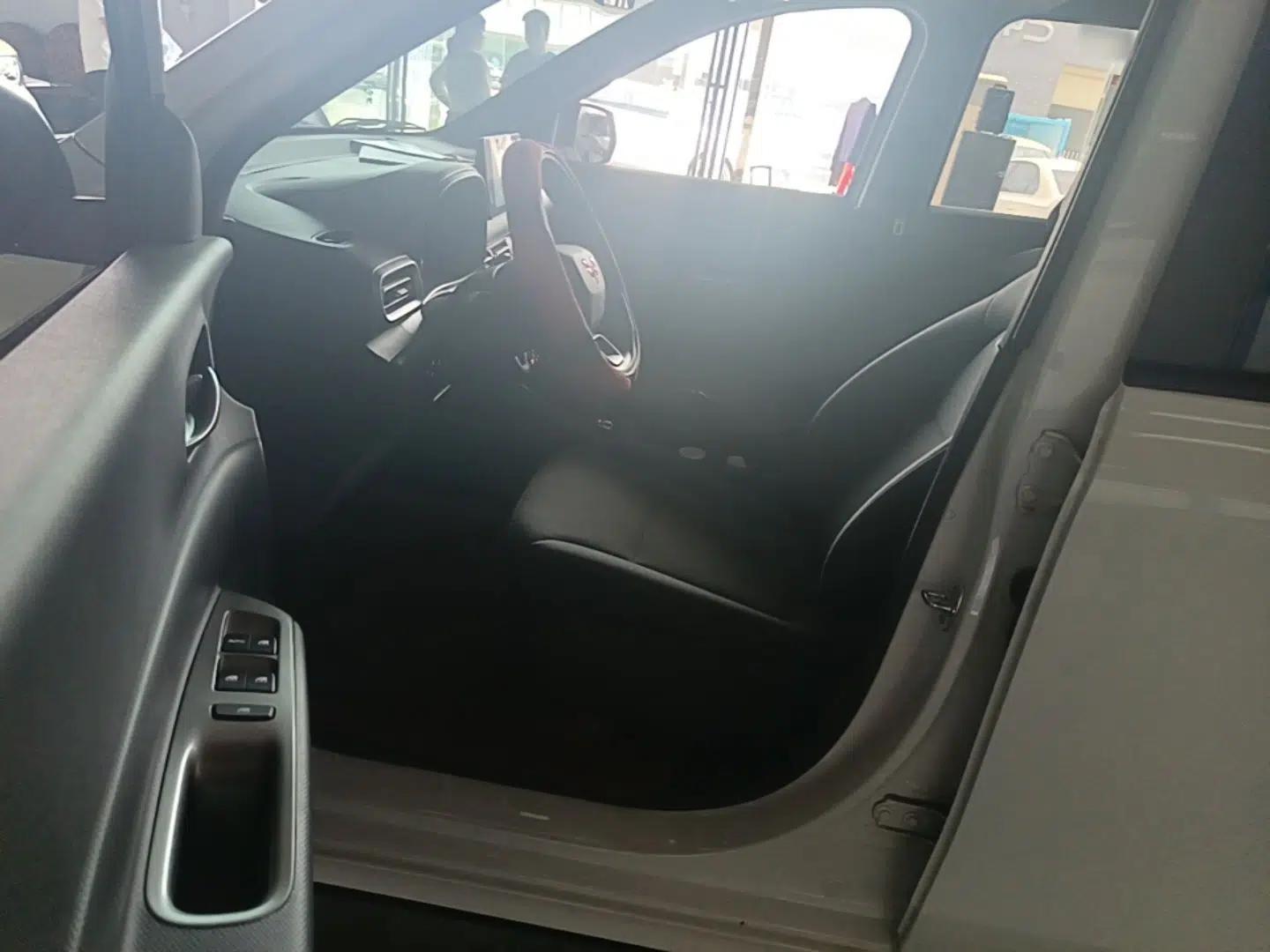 Wuling Hongguang New Energy 2025 Extended-Range Hybrid 50KM Comfort Version — миниатюра 18