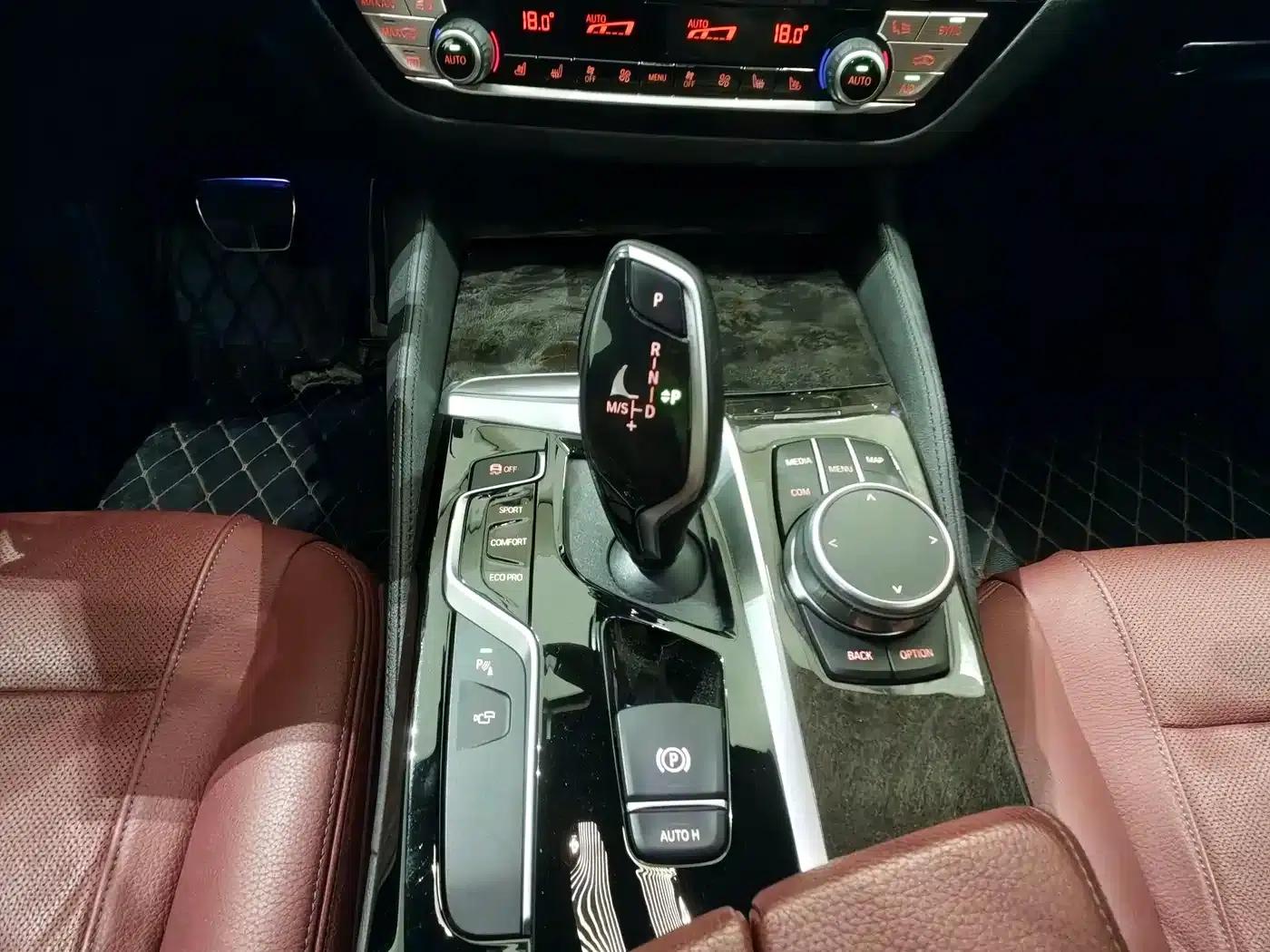 2019 BMW 5 Series 530Li Leading Edition M Sport Package — миниатюра 11