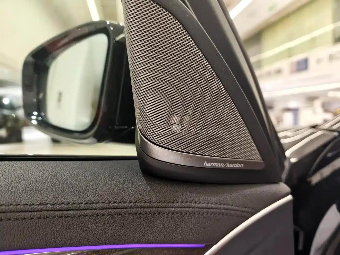 2019 BMW 5 Series 530Li Leading Edition M Sport Package — миниатюра 14