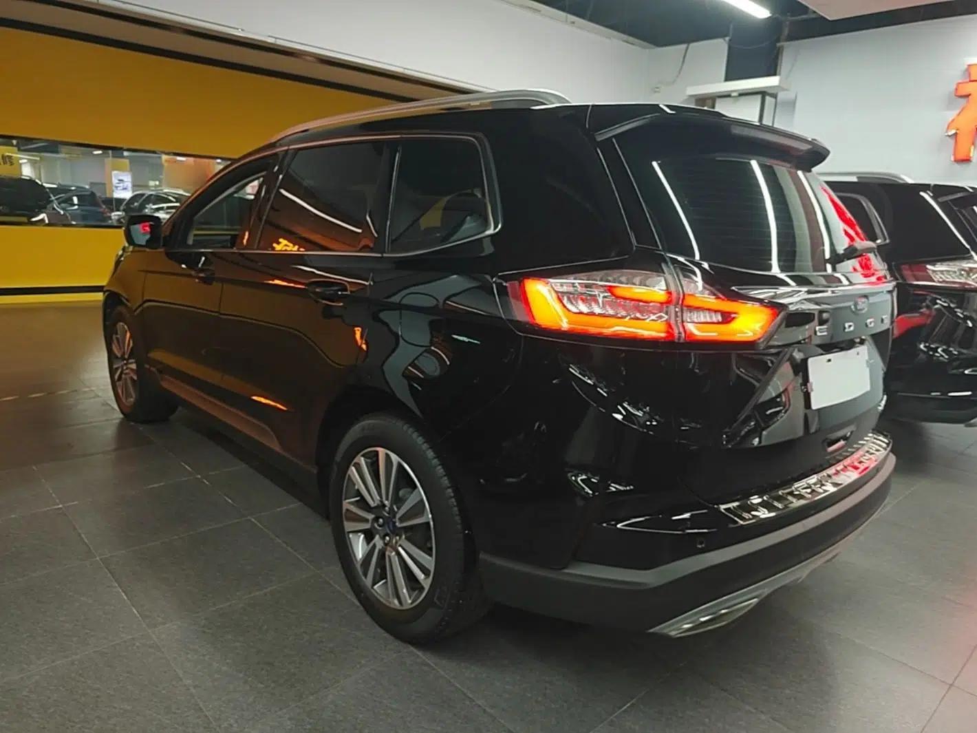 Ford Edge 2021 PLUS EcoBoost 245 Two-Wheel-Drive Platinum Edition 5 Seats — миниатюра 4