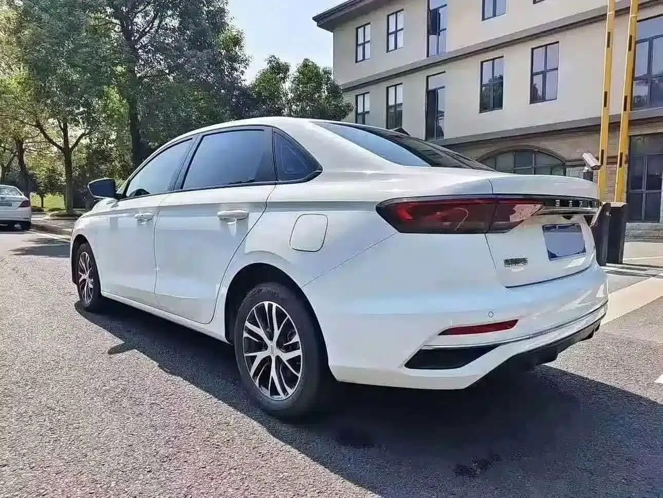 Geely Emgrand 2022 4th Generation 1.5L CVT Premium — миниатюра 7