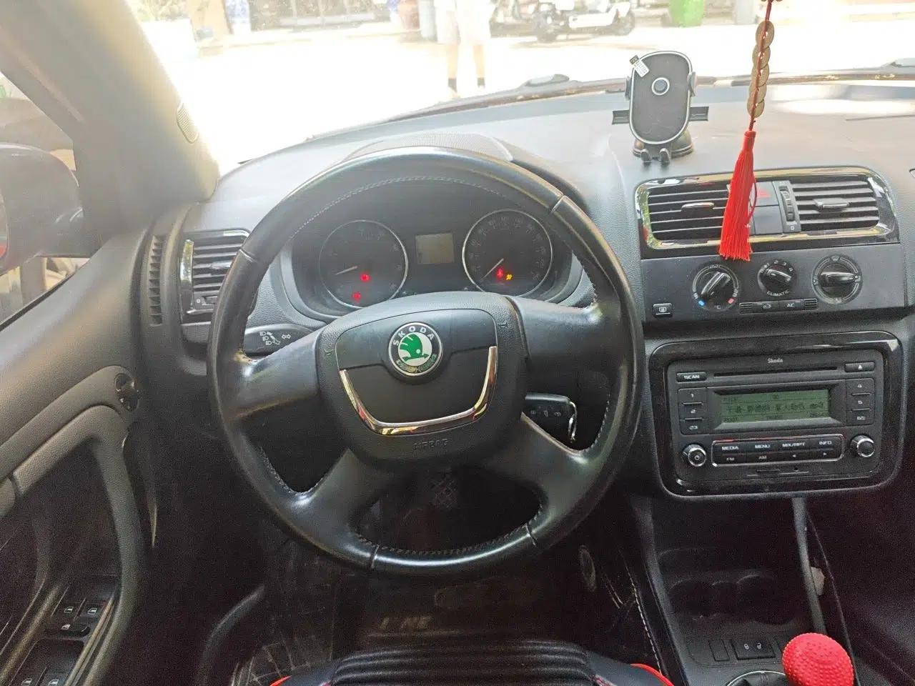 Skoda Fabia 2012 1.6L Manual Cool Black Edition — миниатюра 10