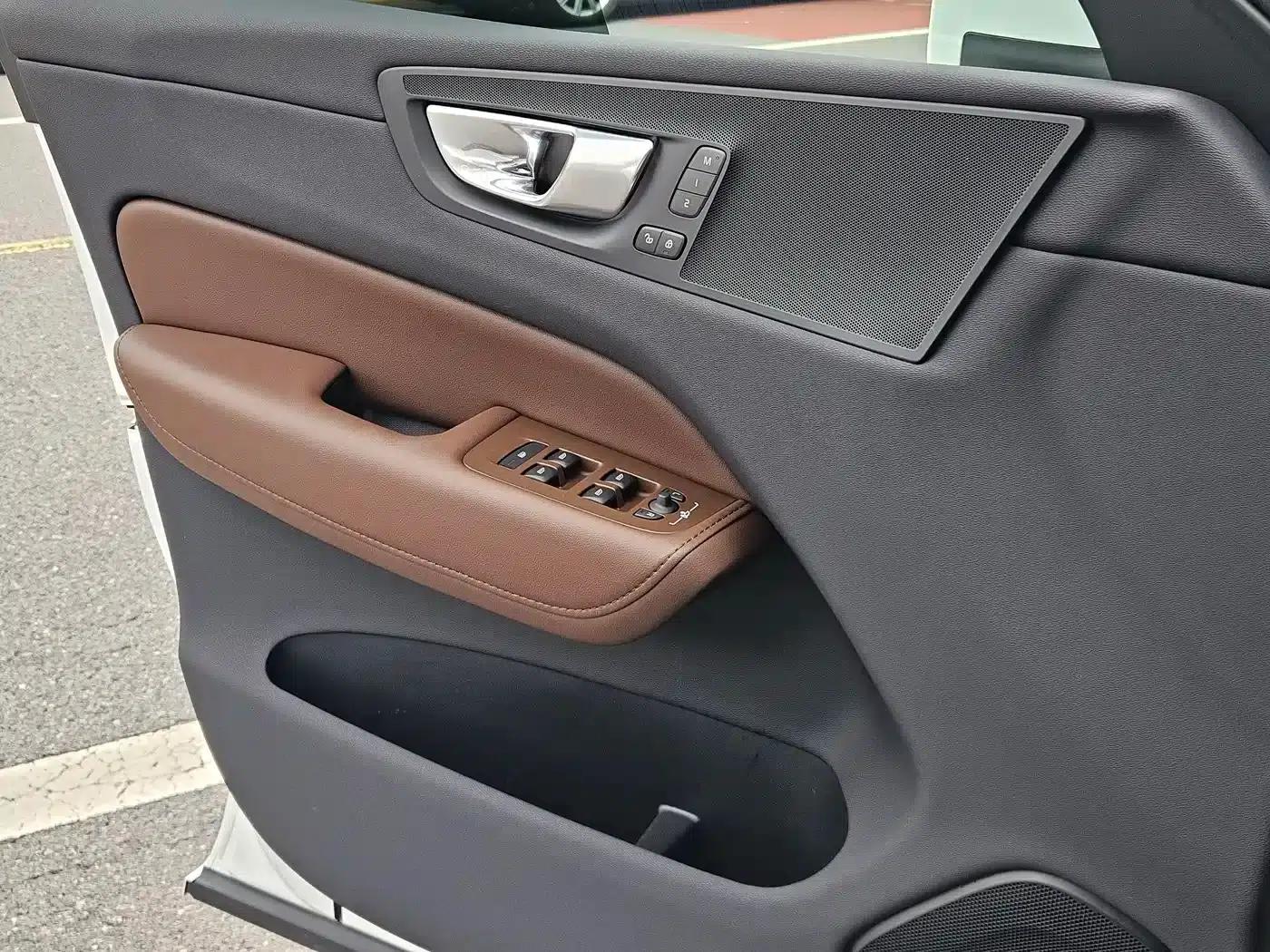 2025 Volvo XC60 B5 AWD Inscription Luxury Edition — миниатюра 19