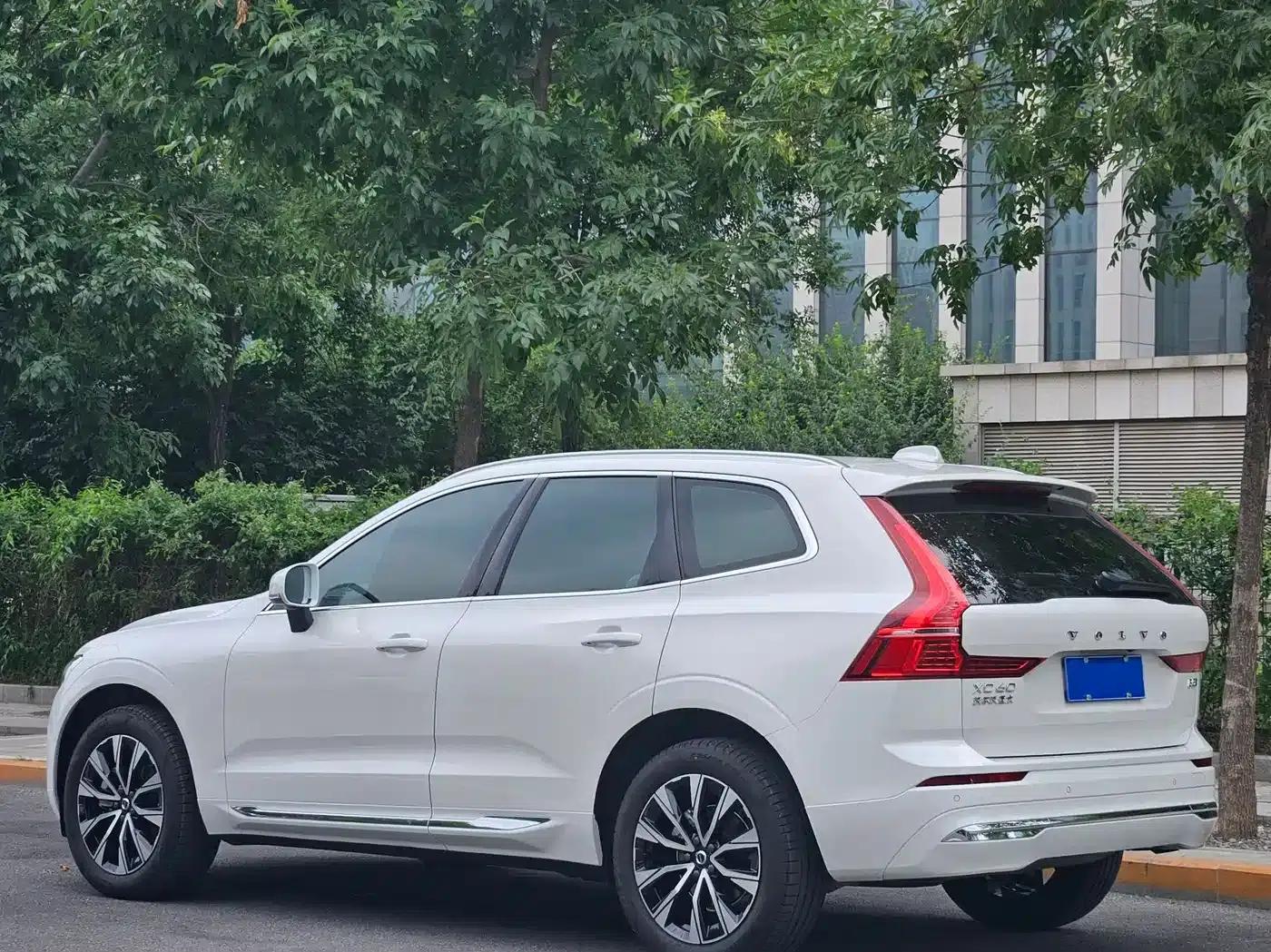 2025 Volvo XC60 B5 AWD Inscription Luxury Edition — миниатюра 3