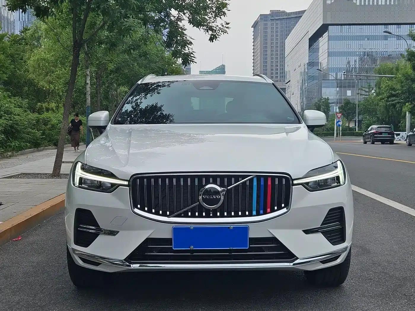 2025 Volvo XC60 B5 AWD Inscription Luxury Edition — миниатюра 4