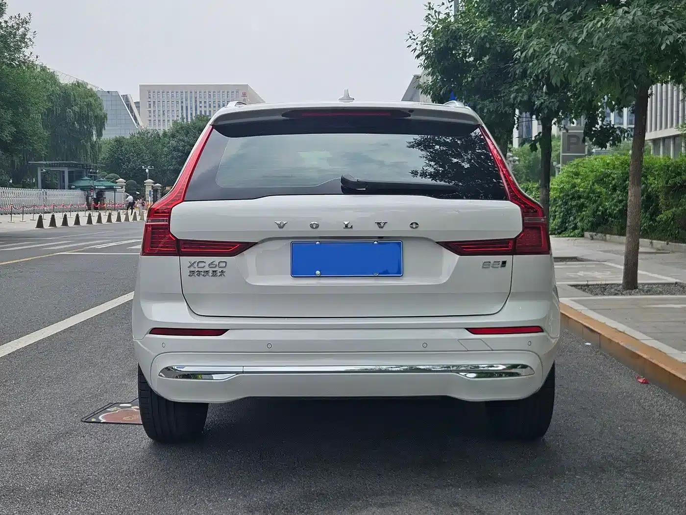 2025 Volvo XC60 B5 AWD Inscription Luxury Edition — миниатюра 5