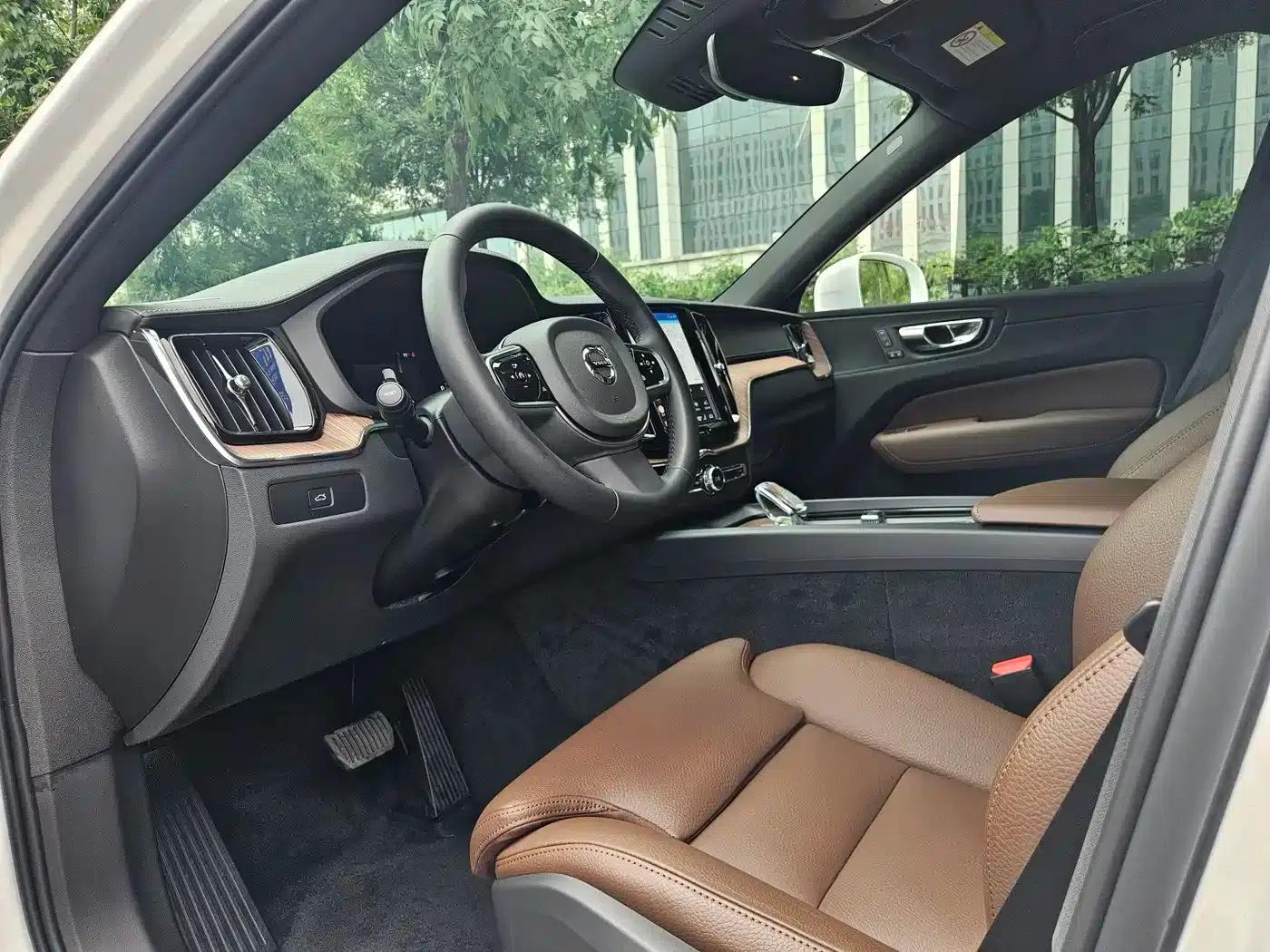 2025 Volvo XC60 B5 AWD Inscription Luxury Edition — миниатюра 6