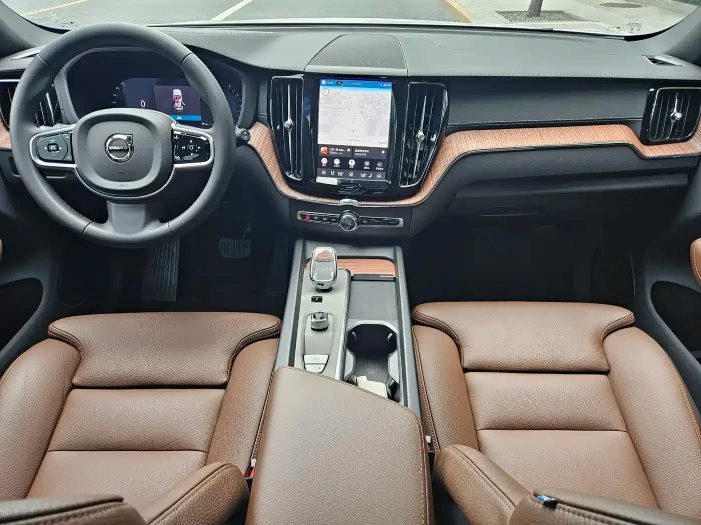 2025 Volvo XC60 B5 AWD Inscription Luxury Edition — миниатюра 7